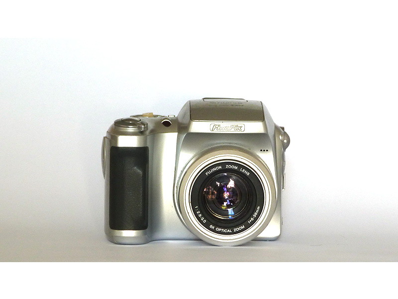 Fujifilm Finepix S304  38-228mm f/2.8-8.2 6x